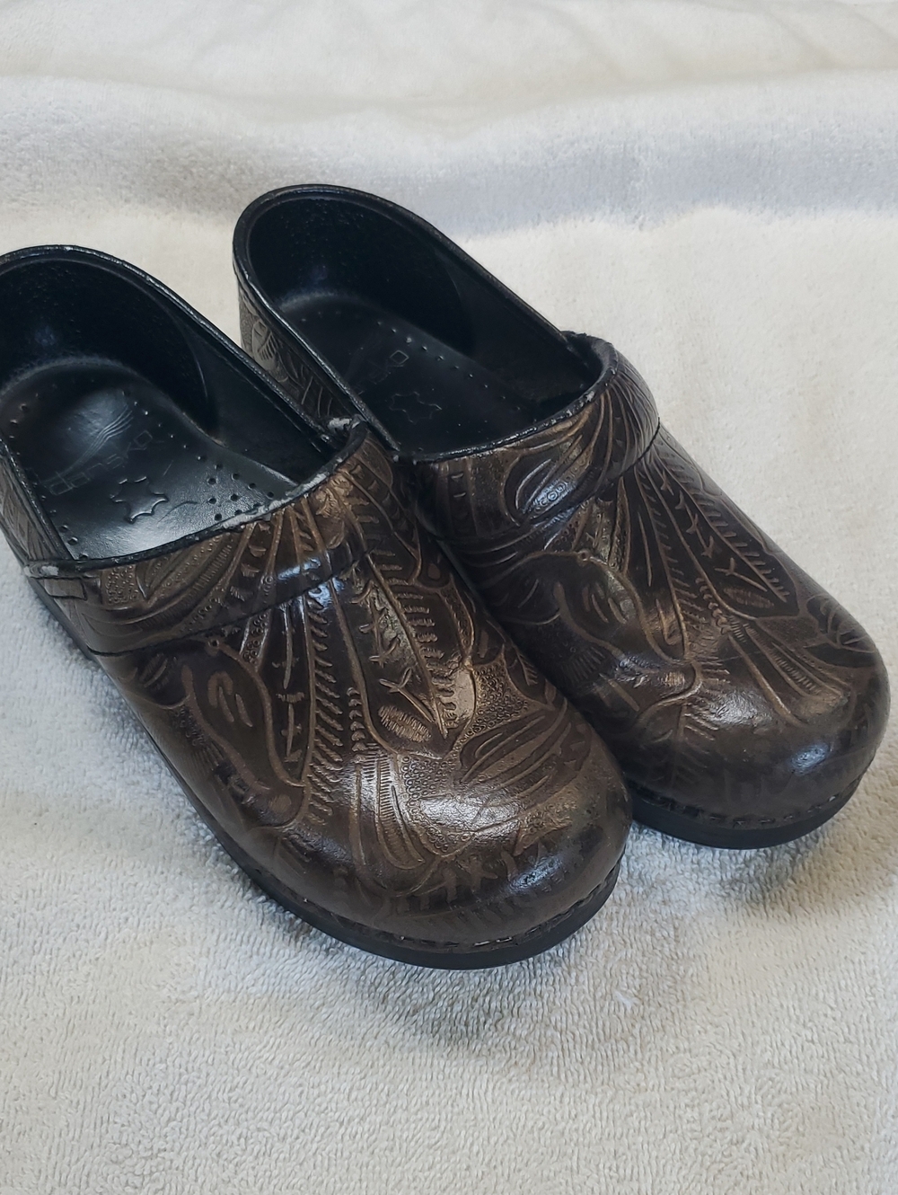 Dansko Womens Clogs In Dark Brown With Tooled Leather Design. 36/ 6
